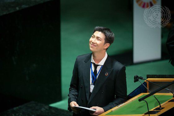 편파 판정을 딛고 일어선 황대헌에게 존경을 표한 BTS 리더 RM. [사진 UN]