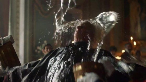 매킨토시 경이 물세례를 맞는 장면. 1984년 애플이 공개한 매킨토시 컴퓨터와 이름이 같아 애플을 떠올리게 한다. 사진=삼성전자 유튜브 캡처