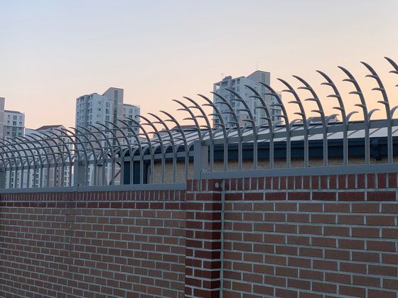 11일 박근혜 전 대통령의 사저가 될 것이라는 소문이 돌고 있는 대구 달성군 유가읍 한 주택의 담장에 외부인의 침입을 막기 위한 철제 펜스가 설치돼 있다. 김정석 기자