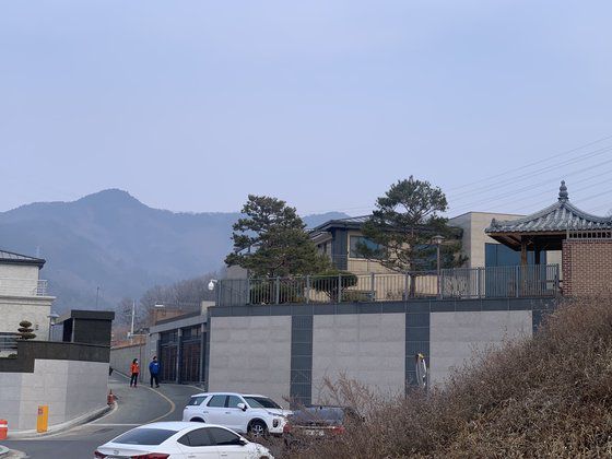 박근혜 전 대통령이 퇴원 후 머물 것으로 알려진 대구시 달성군 유가읍 한 전원주택을 사람들이 둘러보고 있다. 김정석 기자