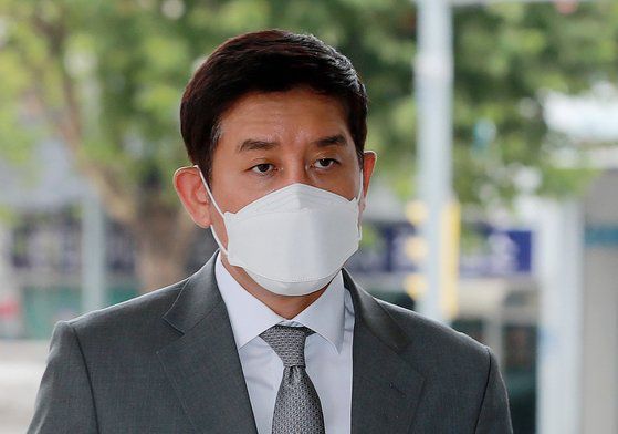 김봉현 전 스타모빌리티 회장이 지난해 10월15일 오전 서울 양천구 서울남부지법에서 열린 특정경제범죄 가중처벌법상 횡령 등 혐의 공판에 출석하고 있다. 뉴스1