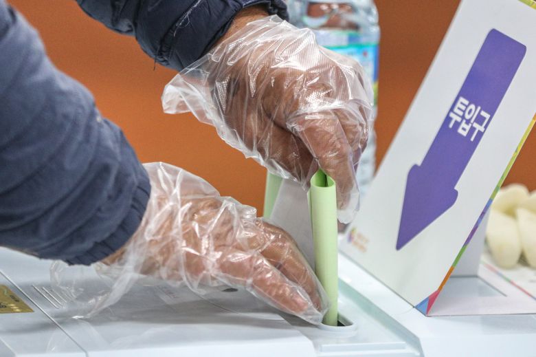 제21대 국회의원 선거일 당시 서울 시내 투표소에서 유권자들이 투표 용지를 투표함에 넣고 있다. 뉴스1