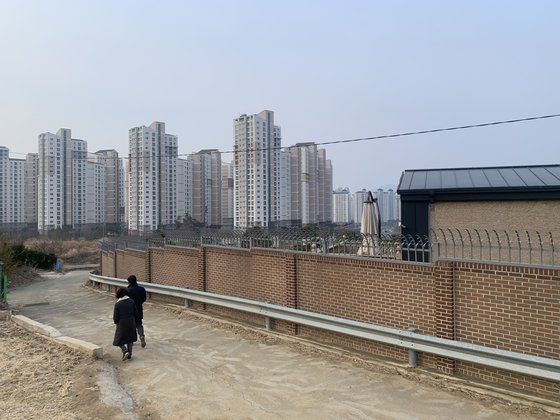 박근혜 전 대통령이 퇴원 후 머물 것으로 알려진 대구시 달성군 유가읍 한 전원주택을 사람들이 둘러보고 있다. 김정석 기자