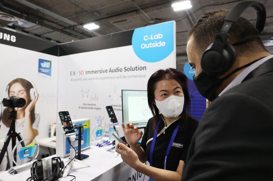 지난달 6일(현지시간) 미국 라스베이거스에서 열린 세계 최대 전자·IT 전시회인 'CES 2022'에서 한 관람객이 디지소닉의 3D 입체 오디오 솔루션을 체험하고 있다. 연합뉴스
