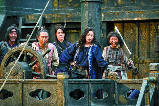 천성일 작가가 동시기 공개된 영화 ‘해적2’(위 사진), 드라마 ‘지금 우리 학교는’으로 극장·안방 흥행을 다잡았다. [사진 넷플릭스]