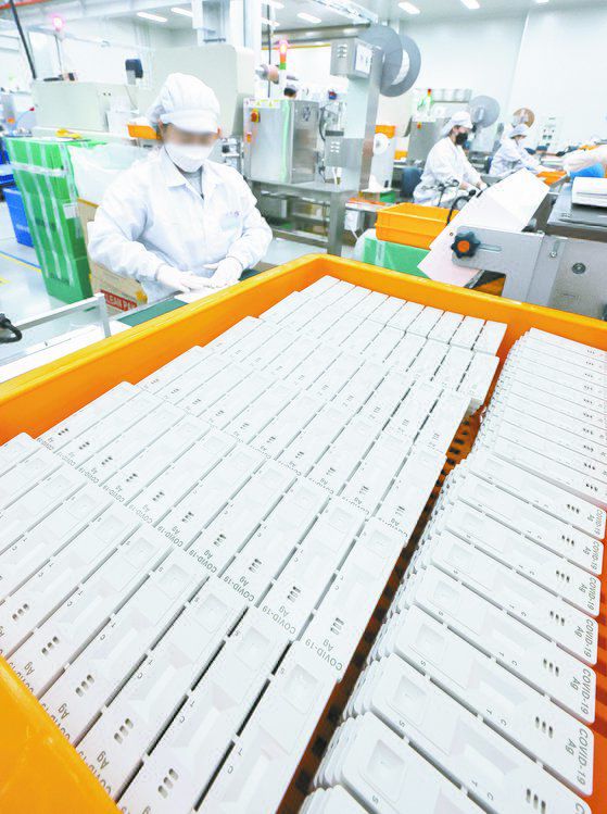 경기도 수원의 코로나19 항원자가검사키트 생산공장. [연합뉴스]