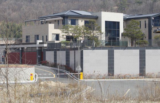 박 전 대통령이 사저로 사용하기 위해 최근 매입한 것으로 알려진 주택의 2017년 모습. 현재와 비교하면 문패가 사라지고 대문 소재와 색깔이 바뀌었다. 뉴스1