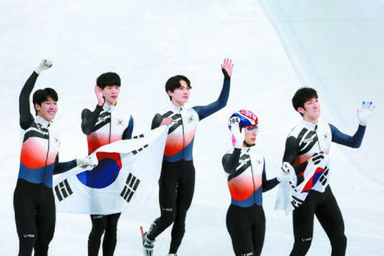 16일 오후 베이징 수도체육관에서 열린 2022 베이징 겨울올림픽 쇼트트랙 남자 5000m 계주에서 은메달을 차지한 남자 대표팀 선수들이 태극기를 흔들고 있다. 베이징=김경록 기자