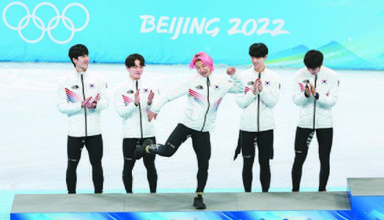16일 오후 베이징 수도체육관에서 열린 2022 베이징 겨울올림픽 쇼트트랙 남자 5000m 계주에서 은메달을 차지한 한국 대표팀이 플라워 세리머니에서 곽윤기(가운데)의 세리머니를 보고 있다. [연합뉴스]