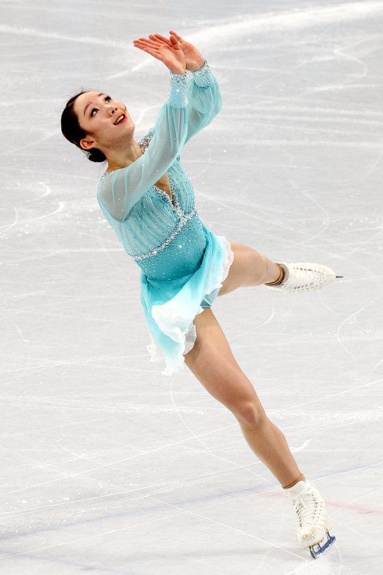김예림이 15일 중국 베이징 캐피털 인도어 스타디움에서 열린 2022 베이징동계올림픽 피겨스케이팅 여자 싱글 프리스케이팅 경기에서 연기를 펼치고 있다. 베이징=김경록 기자