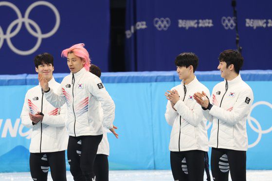 16일 오후 베이징 수도체육관에서 열린 2022 베이징 겨울올림픽 쇼트트랙 남자 5000m 계주에서 은메달을 차지한 남자 대표팀 곽윤기(왼쪽에서 2번째)가 플라워 세리머니에서 춤을 추고 있다. 베이징=김경록 기자