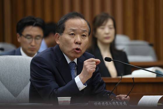 2017년 6월7일 국회에서 열린 헌법재판소장 인사청문회에 참석한 김이수 헌법재판소장 후보자가 질문에 답변하고 있다. 오종택 기자