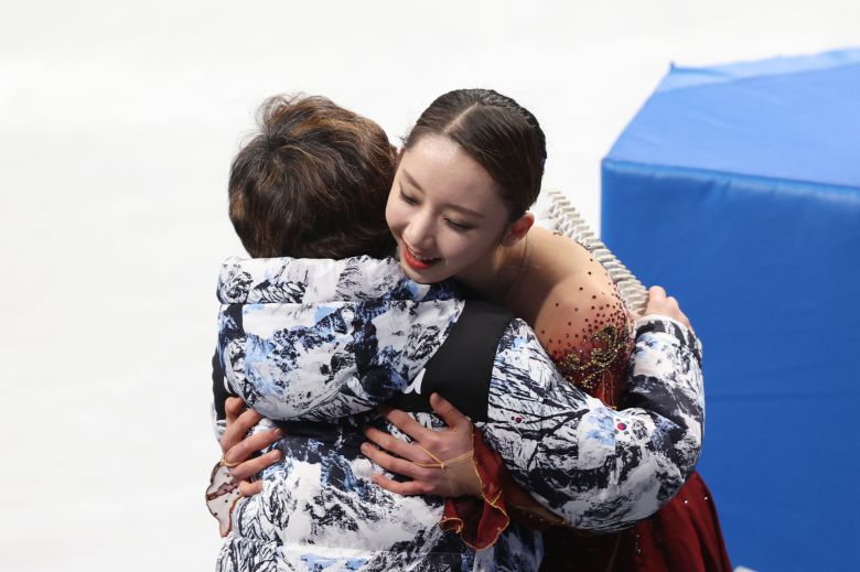 빙판을 빠져 나온 김예림이 감독과 포옹하고 있다. 김경록 기자