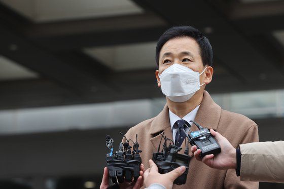 박근혜 전 대통령의 변호인인 유영하 변호사가 지난해 12월 24일 서울 강남구 삼성서울병원 앞에서 특별사면·복권된 박 전 대통령의 입장을 밝히고 있다. 연합뉴스