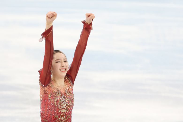 17일 오후 중국 베이징 수도체육관에서 열린 2022 베이징 겨울올림픽 피겨스케이팅 여자 싱글 프리스케이팅에 출전한 김예림이 연기를 펼친 뒤 두 손을 번쩍 들고 있다. 김경록 기자