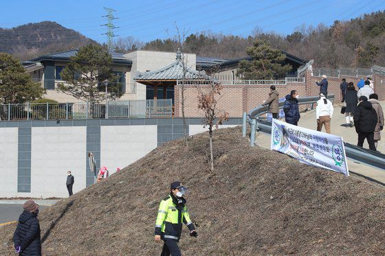 17일 박근혜 전 대통령 사저로 알려진 대구 달성군 유가읍 쌍계리 전원주택에 대한 경호·경비 문제를 놓고 대통령경호처와 경찰 등 실무진이 현장을 찾아 사저 내부를 점검한 가운데 사저 주변은 연일 방문객으로 붐비고 있다. 뉴스1