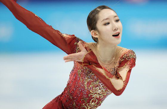 김예림이 17일 오후 중국 베이징 캐피털 실내경기장에서 열린 2022 베이징 동계올림픽 피겨스케이팅 여자 싱글 프리스케이팅에서 연기를 펼치고 있다. [연합뉴스]