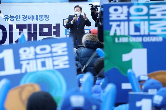이재명 더불어민주당 대선 후보가 17일 오후 서울 청계광장에서 열린 유세에 참석해 지지를 호소하고 있다. 국회사진기자단