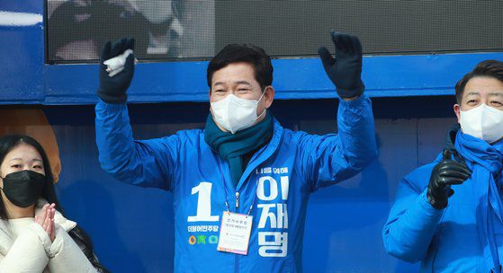 3박 4일 일정으로 강원도를 방문한 송영길 더불어민주당 대표가 17일 춘천 풍물시장에서 유세를 통해 이재명 대선 후보 지지를 호소하고 있다. 연합뉴스