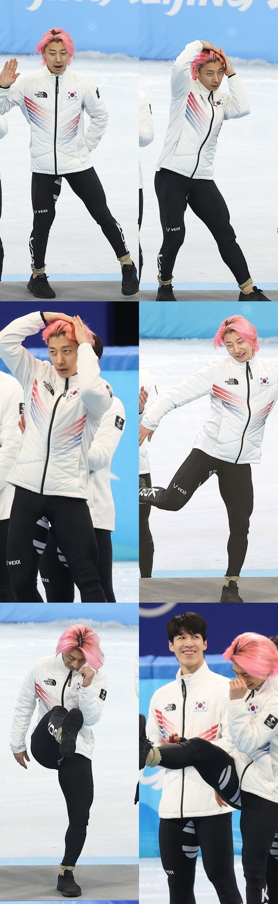 16일 중국 베이징 캐피털 실내 경기장에서 열린 2022 베이징 동계올림픽 쇼트트랙 남자 5000m 계주 결승에서 은메달을 획득한 대한민국 남자 쇼트트랙 대표팀의 곽윤기가 시상대에 오르며 세리머니를 하고 있다. [ 중앙포토, 연합뉴스]