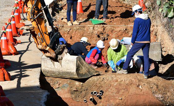 2017년 11월 옛 광주교도소 북측 담장 인근에서 1980년 5월 당시 계엄군에 의해 시신이 암매장 된 것으로 추정되는 장소에서 유해 발굴작업을 하고 있다. 뉴시스