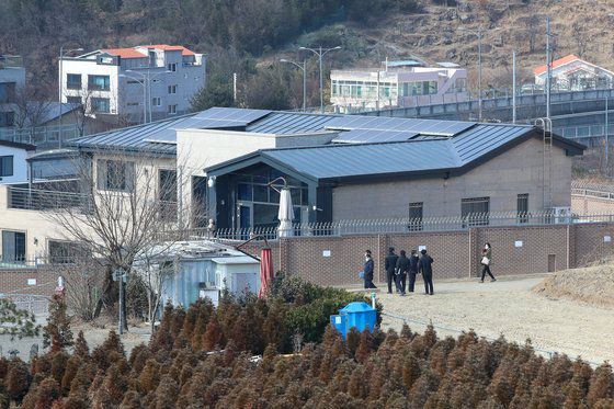 16일 오전 대구 달성군 유가읍 쌍계리 박근혜 전 대통령 사저 뒤편 가드레일 철거가 끝난 뒤 달성군·대구경찰 관계자들이 사저 주변을 살펴보고 있다. 뉴스1