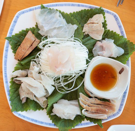 제주 다금바리와 미역을 넣어 끓여낸 지리. 프리랜서 장정필