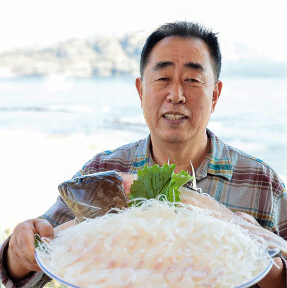 제주도해양수산연구원 직원들이 지난 1월 수조안에서 키워지고 있는 다금바리를 관리하고 있다. 프리랜서 장정필