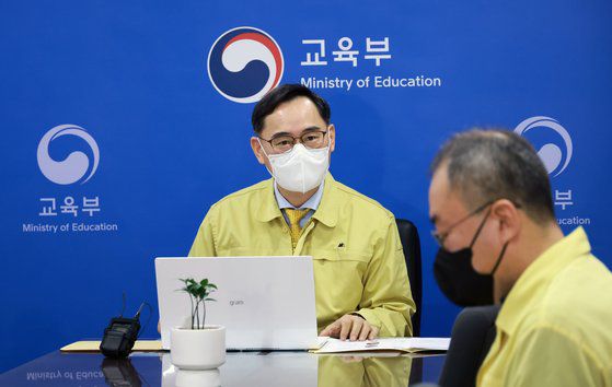 정종철 교육부 차관이 21일 정부세종청사에서 학교 방역 인력지원 관련 영상 간담회를 주재하고 있다. [교육부 제공]