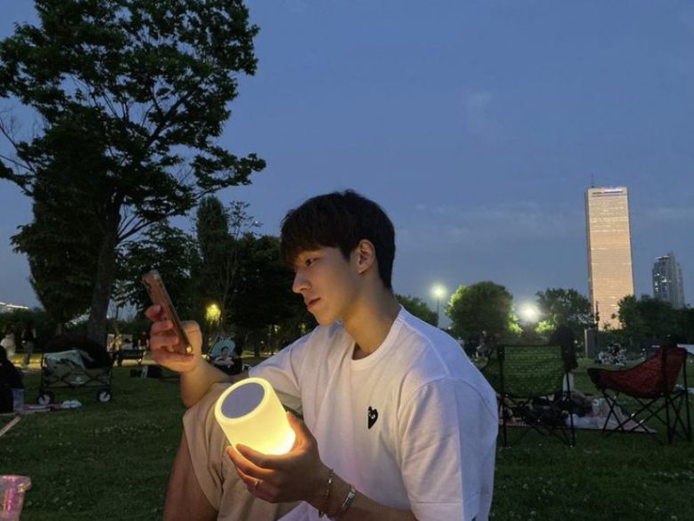 빙판 밖에서 사복을 입은 황대헌. [사진 황대헌 인스타그램]