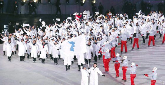 2018년 2월 9일 2018 평창 동계올림픽 개회식에서 남북한 선수들이 한반도기를 흔들며 입장하고 있다. / 사진:공동취재단
