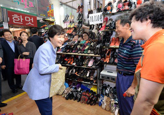 24일 박근혜 전 대통령이 퇴원 후 머무를 것으로 알려진 대구 달성군 유가읍 한 저택 뒤 담벼락 보수 공사가 이뤄지고 있다. 김정석 기자