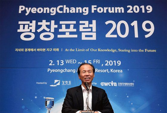 2019년 2월 13일 강원도 평창 알펜시아리조트 컨벤션센터에서 열린 ‘평창포럼 2019’에서 최문순 강원도지사가 평창 대회의 성과를 설명하고 있다. / 사진:공동취재단