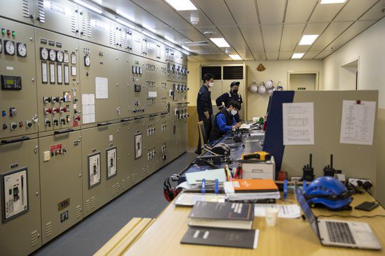 지난달 3일 비욘드 트러스트호 기관실에서 기관사가 제어반을 통해 선내 기관의 상태를 점검하고 있다. 중앙포토