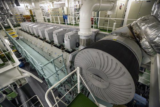 지난달 3일 오후 비욘드 트러스트호의 엔진이 굉음을 내며 작동하고 있다. 중앙포토