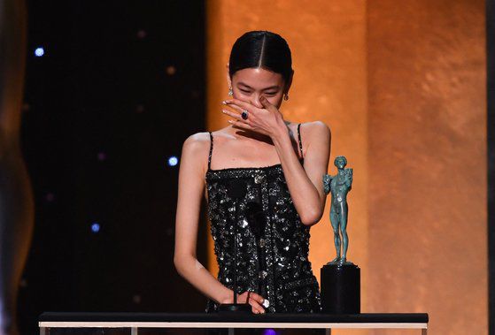 여우주연상을 받은 배우 정호연이 기쁨을 감추지 못하고 있다. AFP=연합뉴스