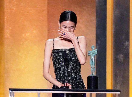 SAG 어워즈 트위터 공식 계정은 시상식 1시간 전 레드카펫에 입장하는 정호연의 사진을 올리며 '끝.내.준다'며 극찬했고, '오징어 게임 크루가 도착했다'며 들뜬 분위기를 표현했다. SAG Awards 트위터 캡쳐