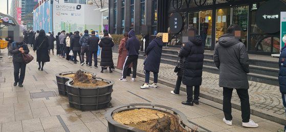 서울 강남역 10번 출구 인근 서초구 PCR 검사소에 긴 줄이 만들어졌다. 채혜선 기자