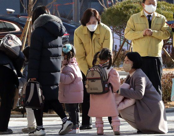 유은혜 교육부 장관이 2일 오전 세종시 집현초등학교에서 등원하는 행복한 유치원 어린이들과 인사하고 있다. 뉴스1