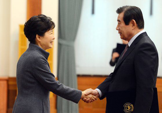 한광옥 전 위원장은 2012년 총선을 앞두고 친노 세력이 민주당 진영을 장악하자 탈당했다. 그해 18대 대선에서 박근혜 새누리당 후보를 지지했고 대선 후 '국민대통합위원장'에 임명됐다. 최순실 국정농단 사태가 터진 2016년 11월 그는 박근혜 정부 마지막 대통령 비서실장으로 발탁됐다. 박 전 대통령(왼쪽)이 한 전 위원장에게 임명장을 수여하는 모습. 청와대사진기자단