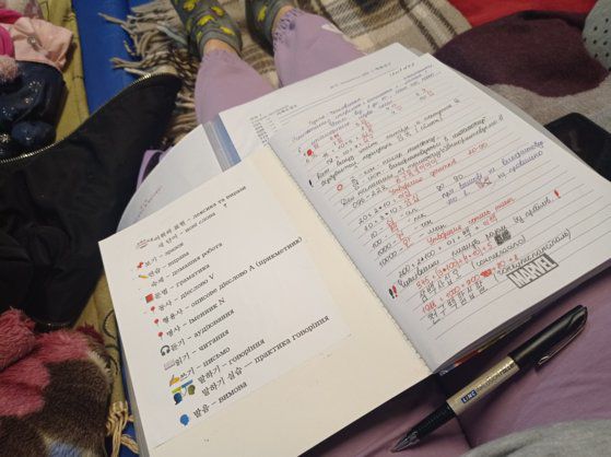 1일 우크라이나 제2 도시 하르키우 시청 건물 포격 이후 중앙 광장이 파괴된 모습. 파손된 차량 옆에 시신이 있다. AP=연합뉴스