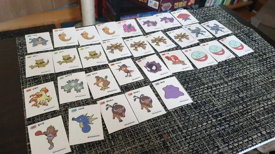 프리랜서 박모(34)씨가 지금까지 모은 스티커. 겹치는 스티커는 중고거래 앱을 통해 다른 사람과 교환한다고 한다. 박씨 인스타그램 캡처