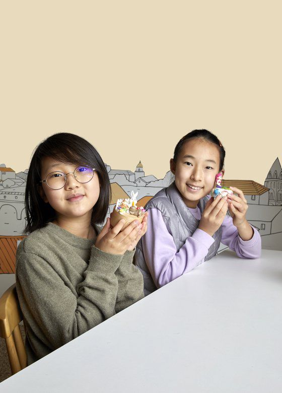 조하나(왼쪽) 학생모델·전지윤 학생기자가 다양한 오르골을 살펴보고, 잘 몰랐던 역사와 원리까지 자세히 알아본 후 나만의 오르골 만들기 체험을 성공적으로 마쳤다.