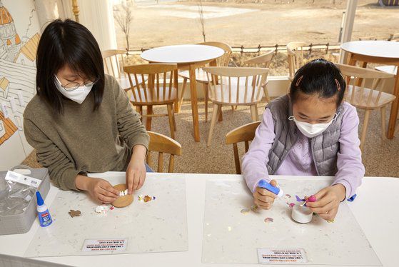 오르골 주인공을 정하고, 구도를 잘 잡아 배치 후 강력 본드로 붙여준다. 본드를 많이 사용하면 흐르거나 손에 묻을 수 있기 때문에 살짝 기울여 조금만 묻혀주는 게 포인트.