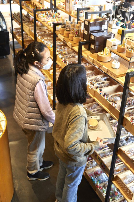 오르골 무브먼트와 멜로디를 고른 다음 오르골을 장식할 피규어를 선택한다. 어떤 피규어를 골라 장식할지 고민에 빠진 소중 학생기자단.