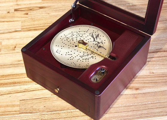 한쪽에 72노트 명품 오르골도 전시되어 있다.