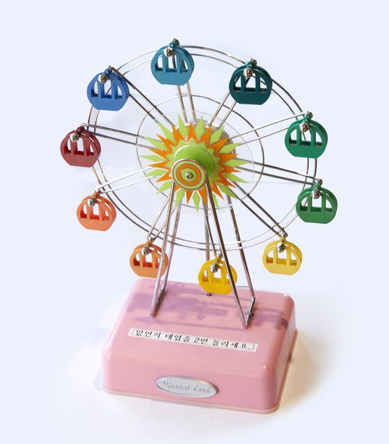 카페 오르골에서는 다양한 디자인의 오르골들을 만날 수 있다. 태엽을 감았다 놓으면, 오르골에 들어있는 원통형의 실린더에 붙어 있는 작은 돌기에 금속편이 튕기면서 맑고 청아한 소리를 낸다.