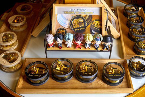 K팝의 인기가 높아지면서 BTS 등 아이돌 가수의 굿즈 제작 의뢰가 많이 들어온다. BTS의 ‘Butter’, ‘Dynamite’, ‘봄날’, ‘피 땀 눈물’도 오르골로 만날 수 있다.