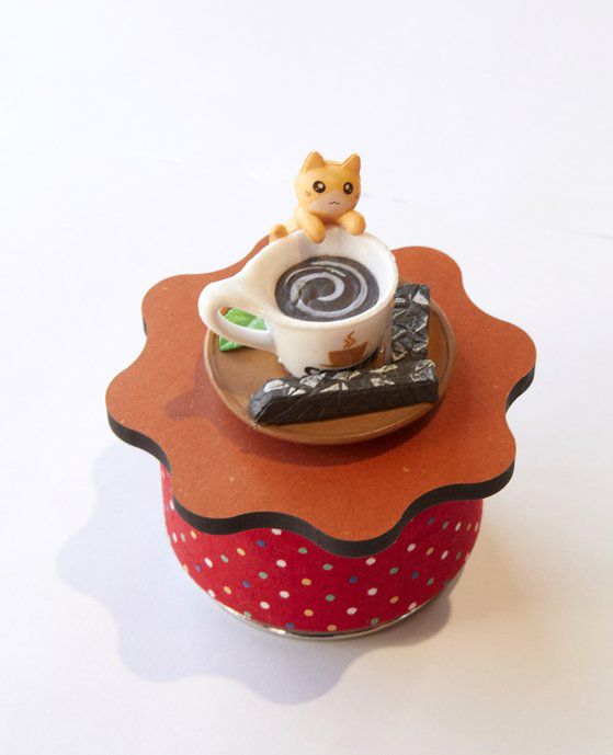 카페 오르골에서는 다양한 디자인의 오르골들을 만날 수 있다. 태엽을 감았다 놓으면, 오르골에 들어있는 원통형의 실린더에 붙어 있는 작은 돌기에 금속편이 튕기면서 맑고 청아한 소리를 낸다.