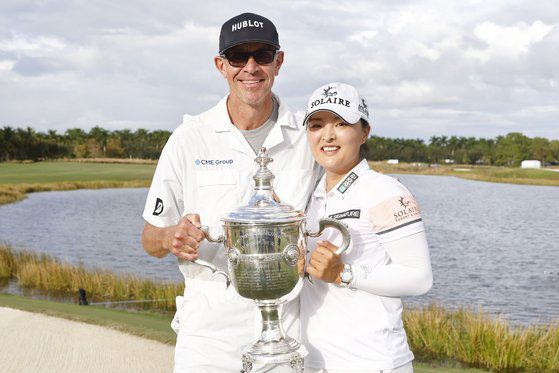 꼼꼼하게 경기를 준비하는 캐디 데이비드 부커는 고진영이 여러 기록을 쓰는데 큰 조력자가 됐다. [AFP=연합뉴스]